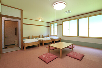 Japanese style 10-mats with 3 beds, carpet type（In-room toilet）